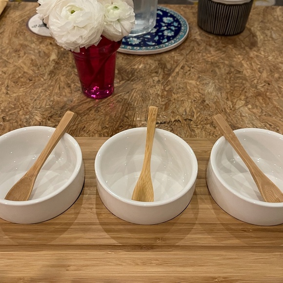 NEW Harvard Insignia Bamboo Serving Tray w/ 3 Ceramic Bowls & Serving Spoons - Picture 4 of 8